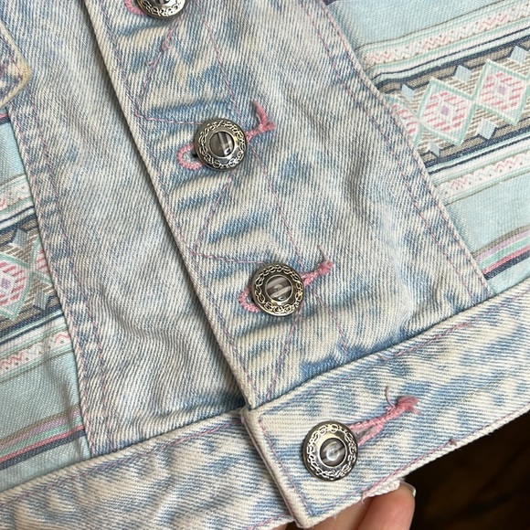 Vintage 1980’s Acid Wash Aztec Print Denim Vest- M - Picture 4 of 5